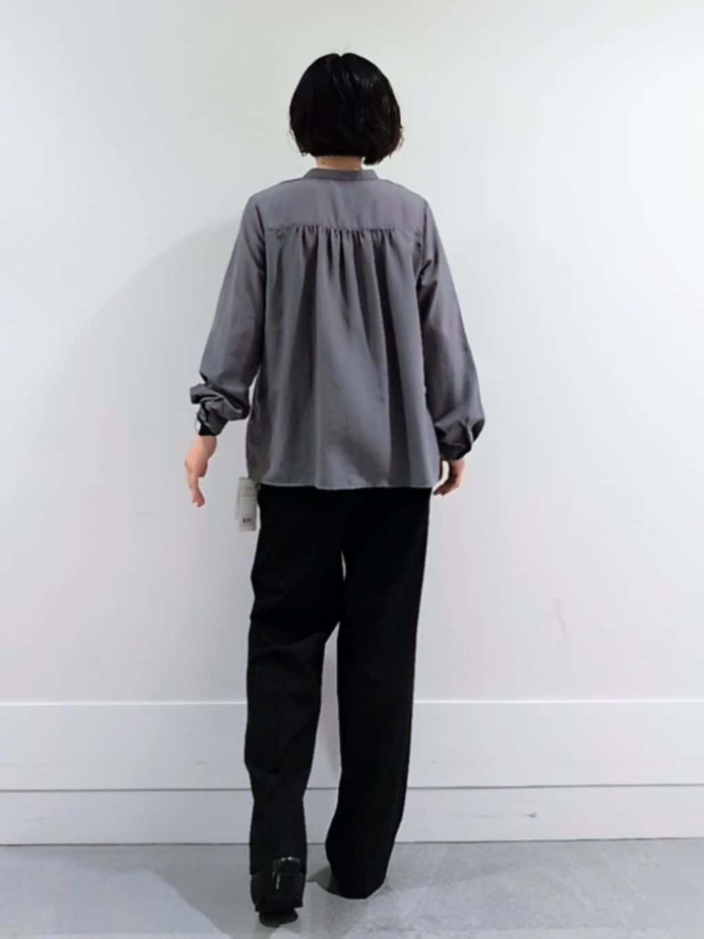 ミズタさんの「UNTITLED｜【1枚で着映え/オンオフ着回し】フリルサテンブラウス」を使ったコーディネート