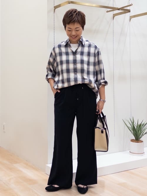 シュウコさんの「grove｜今の季節にちょうどいい　オンブレーチェックシャツ」を使ったコーディネート