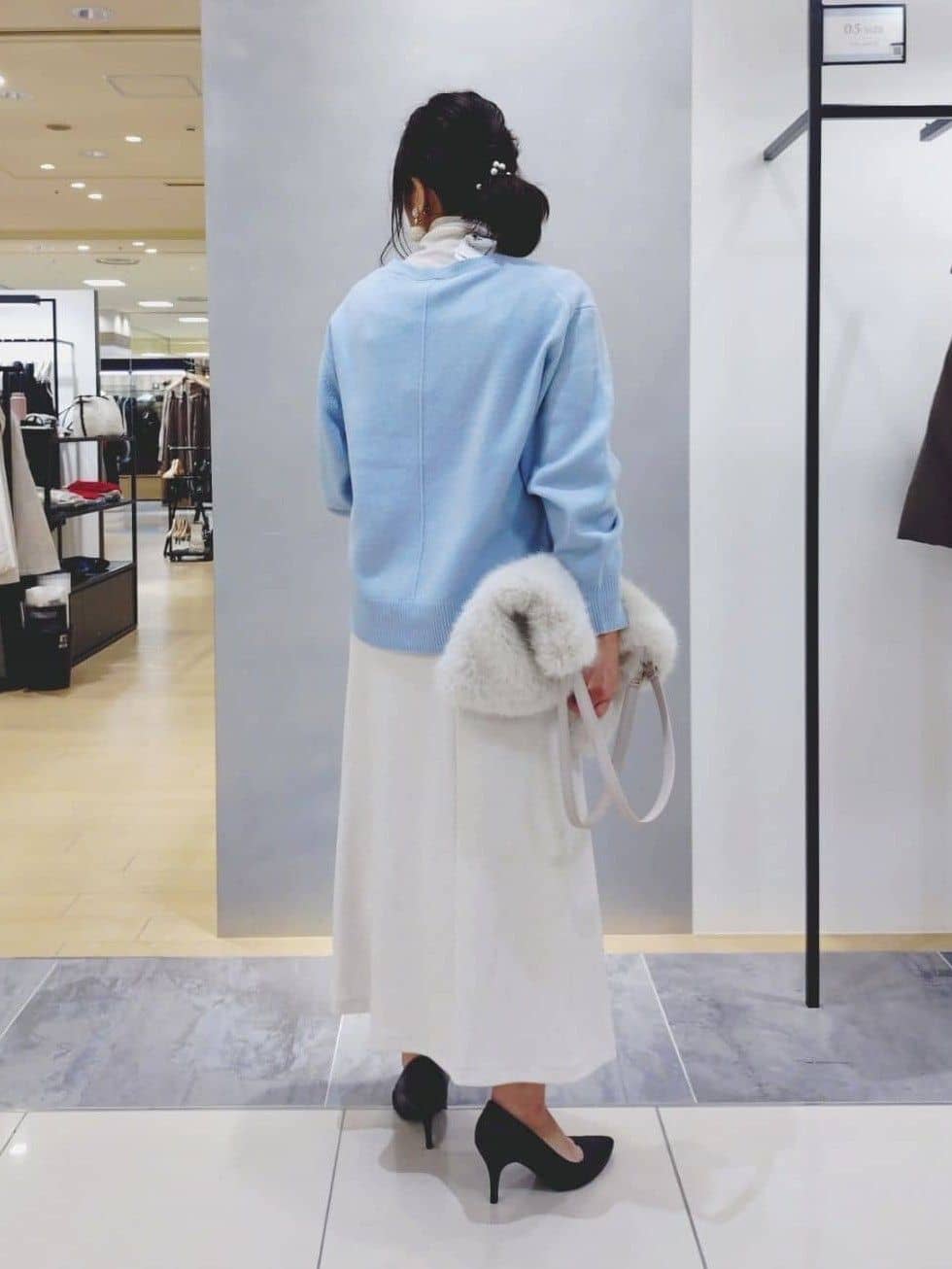 TOMOMIさんの「INDIVI｜【洗える／カシミヤ混】ミドルゲージVネックニット」を使ったコーディネート