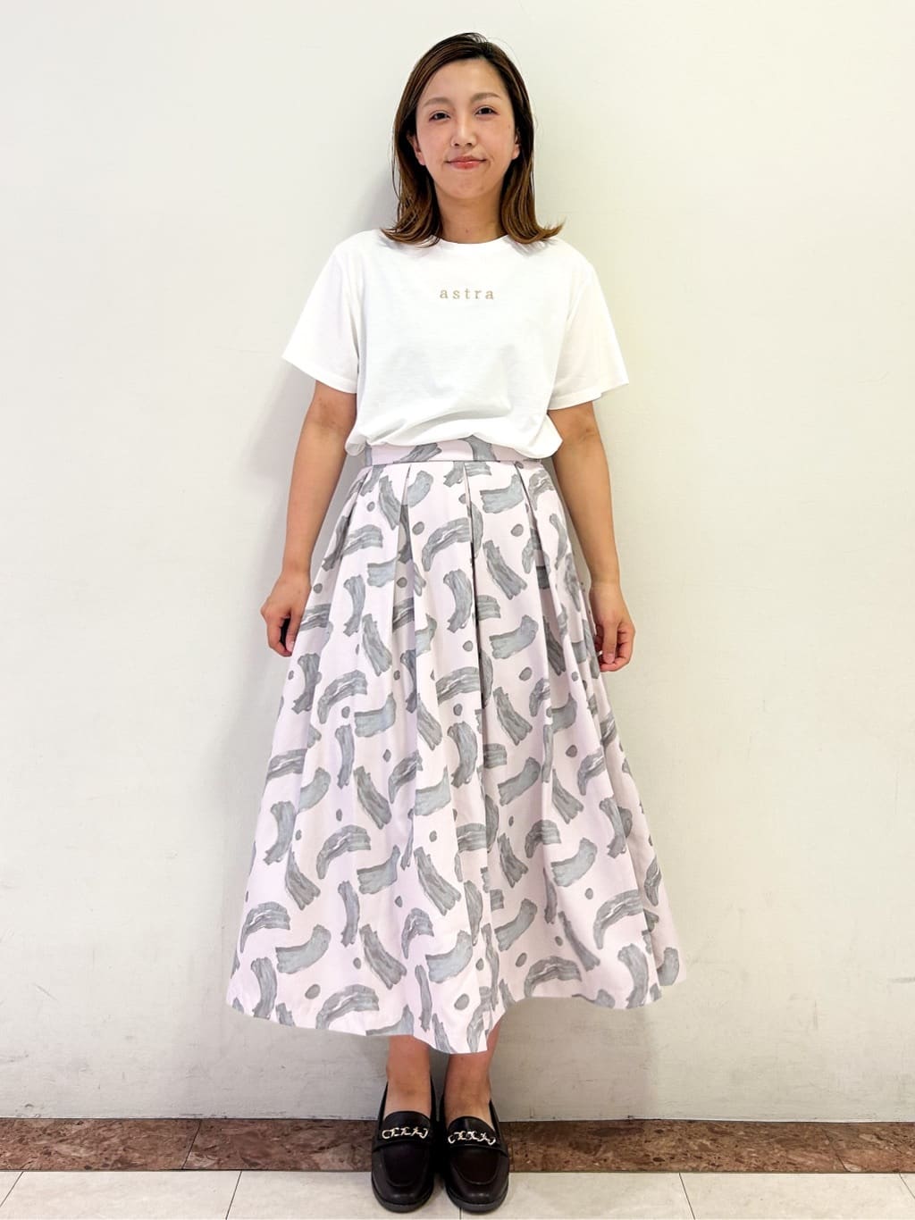 madokaさんの「OPAQUE.CLIP｜メタリック刺繍ロゴTシャツ【接触冷感／洗濯機洗い可】」を使ったコーディネート