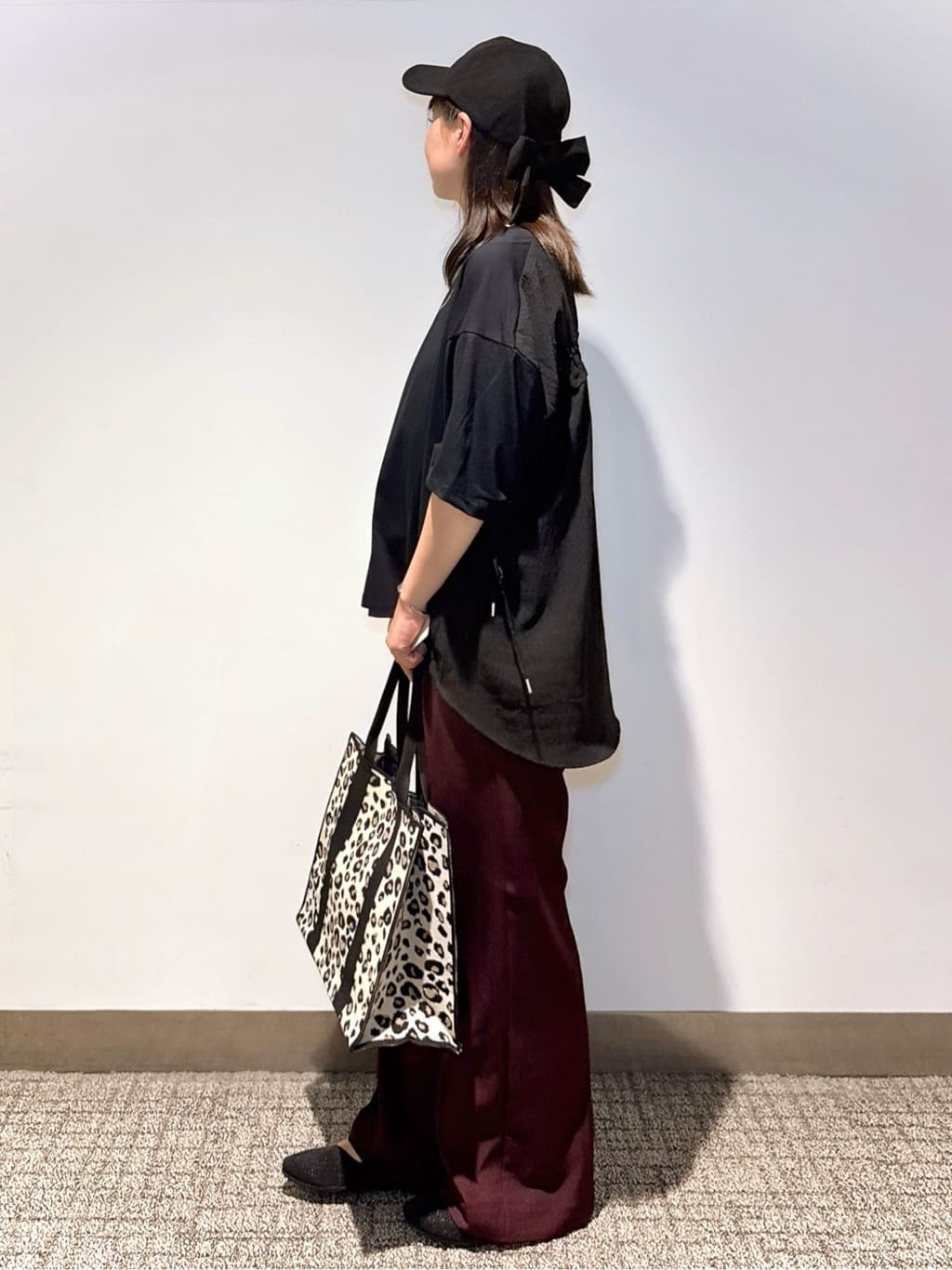 みーさんの「grove｜後ろ姿で魅せる　バックドロストシャーリングTシャツ」を使ったコーディネート