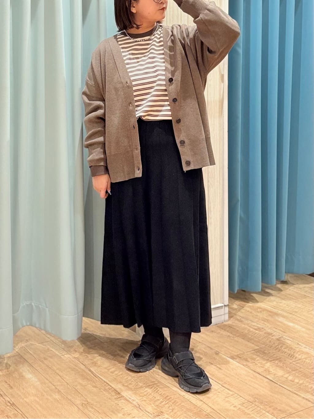 砂糖さんの「SHOO･LA･RUE｜【洗える/毛玉レス】表面がきれいなVネックカーディガン」を使ったコーディネート
