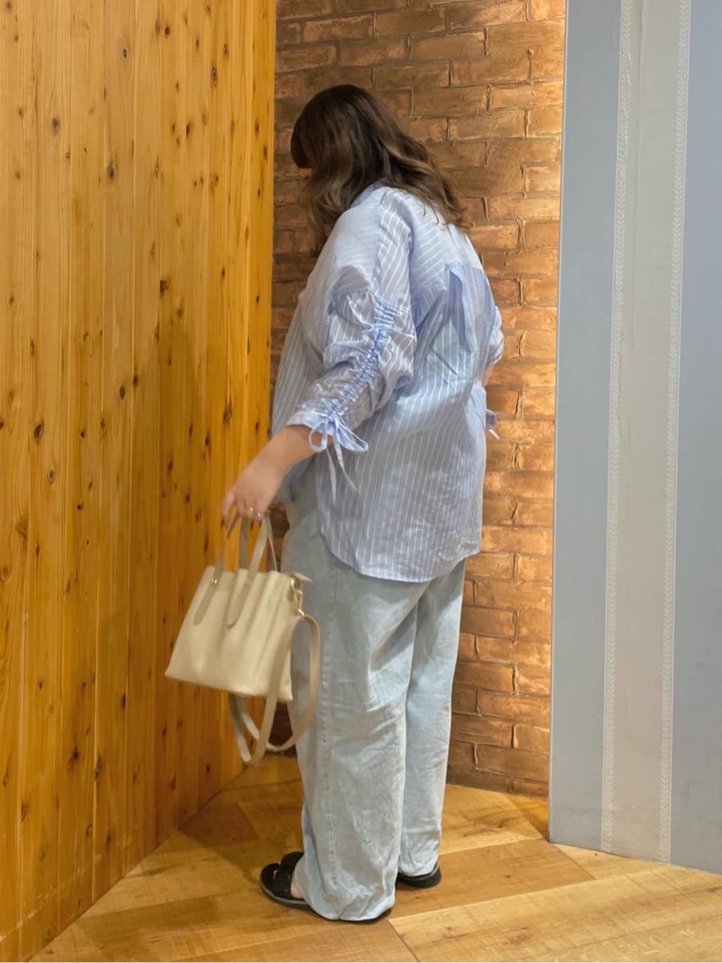 Risaさんの「SHOO･LA･RUE｜【S-LL】程よい透け感 ストライプ柄 お袖ギャザーデザインシャツ」を使ったコーディネート