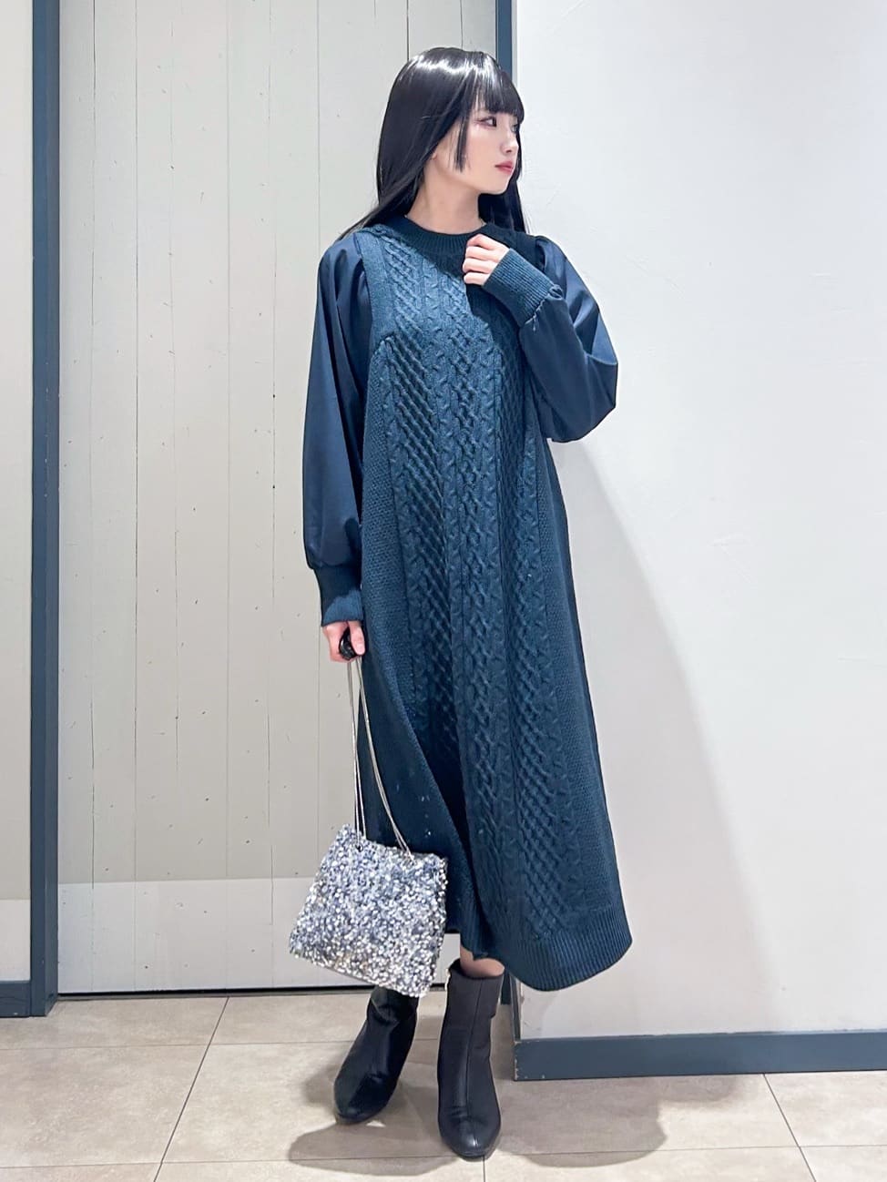 yukinoさんの「grove｜一枚で華やぐ、袖布帛ケーブルニットワンピース」を使ったコーディネート