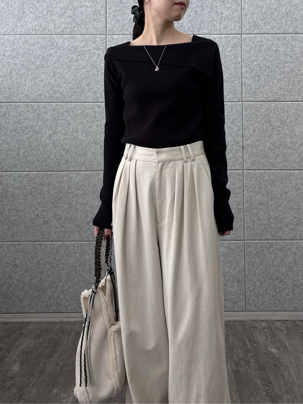 ひなさんの「INDIVI｜【再入荷】アシメオフショルニット」を使ったコーディネート