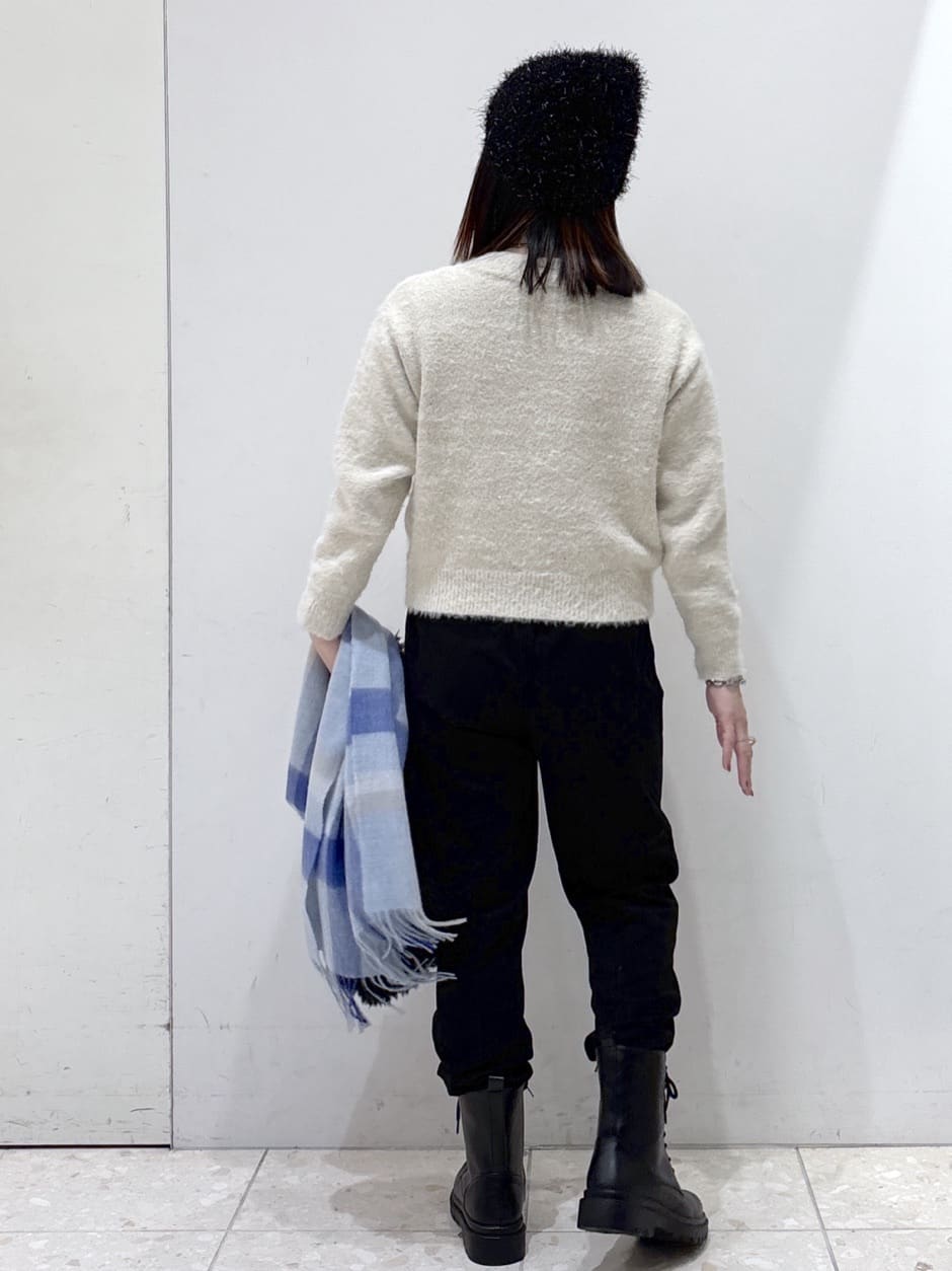 mameさんの「OPAQUE.CLIP｜スパンコールフェザーVネックニット【洗濯機OK】」を使ったコーディネート
