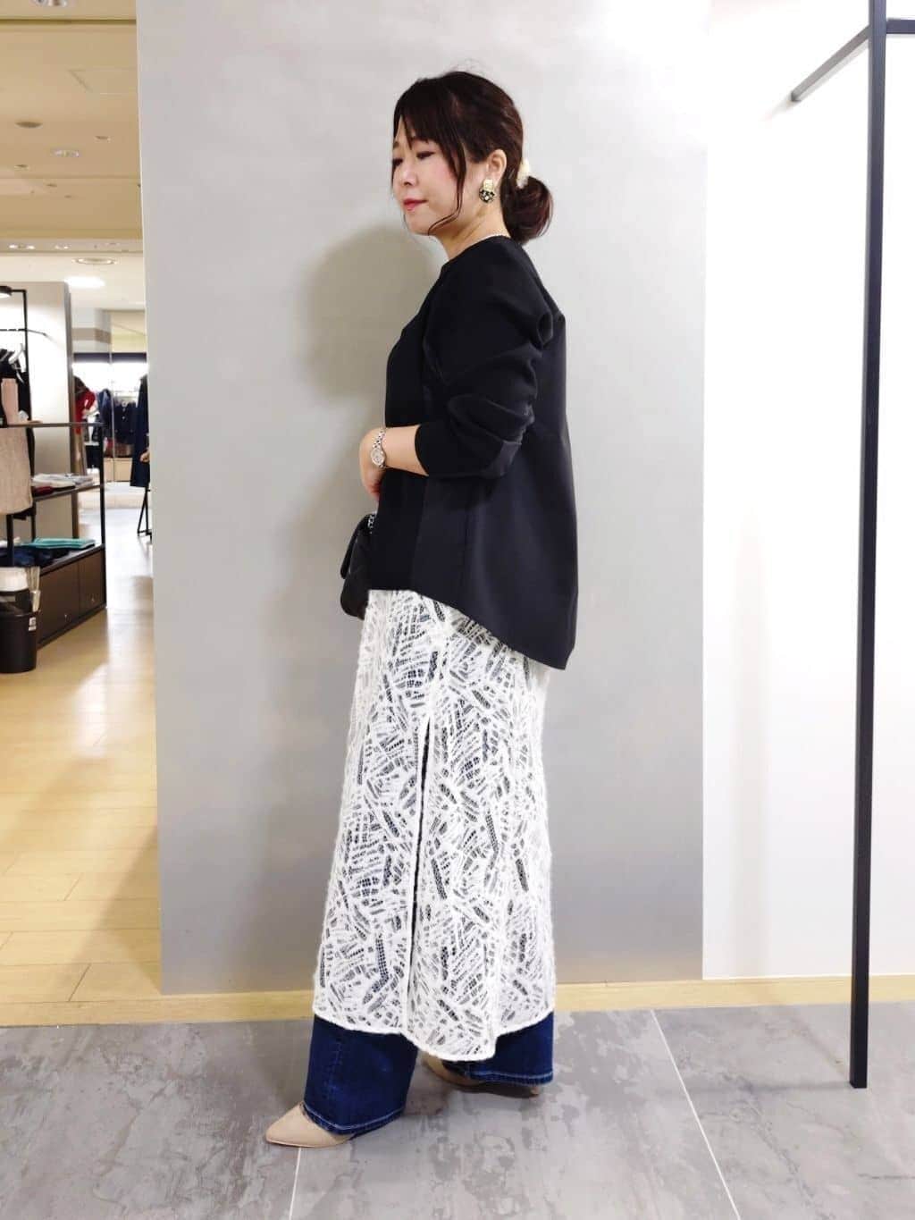 TOMOMIさんの「INDIVI｜【褒められデニム】ワイドストレート デニムパンツ」を使ったコーディネート