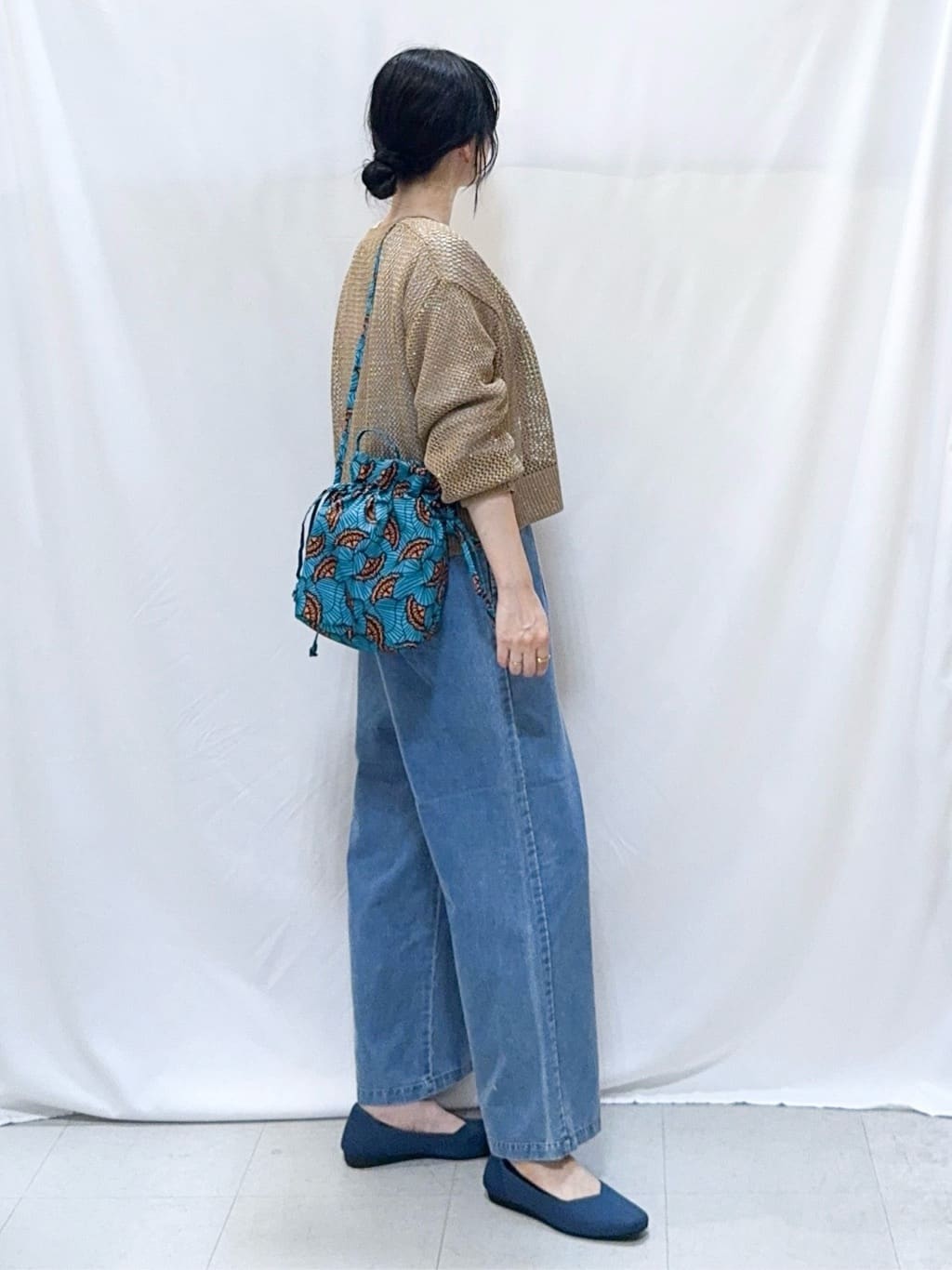 𝐇𝐢𝐫𝐨𝐦𝐢さんの「SHOO･LA･RUE｜【セットアップ可/S-LL】リボン付き イージーワイドデニムパンツ」を使ったコーディネート