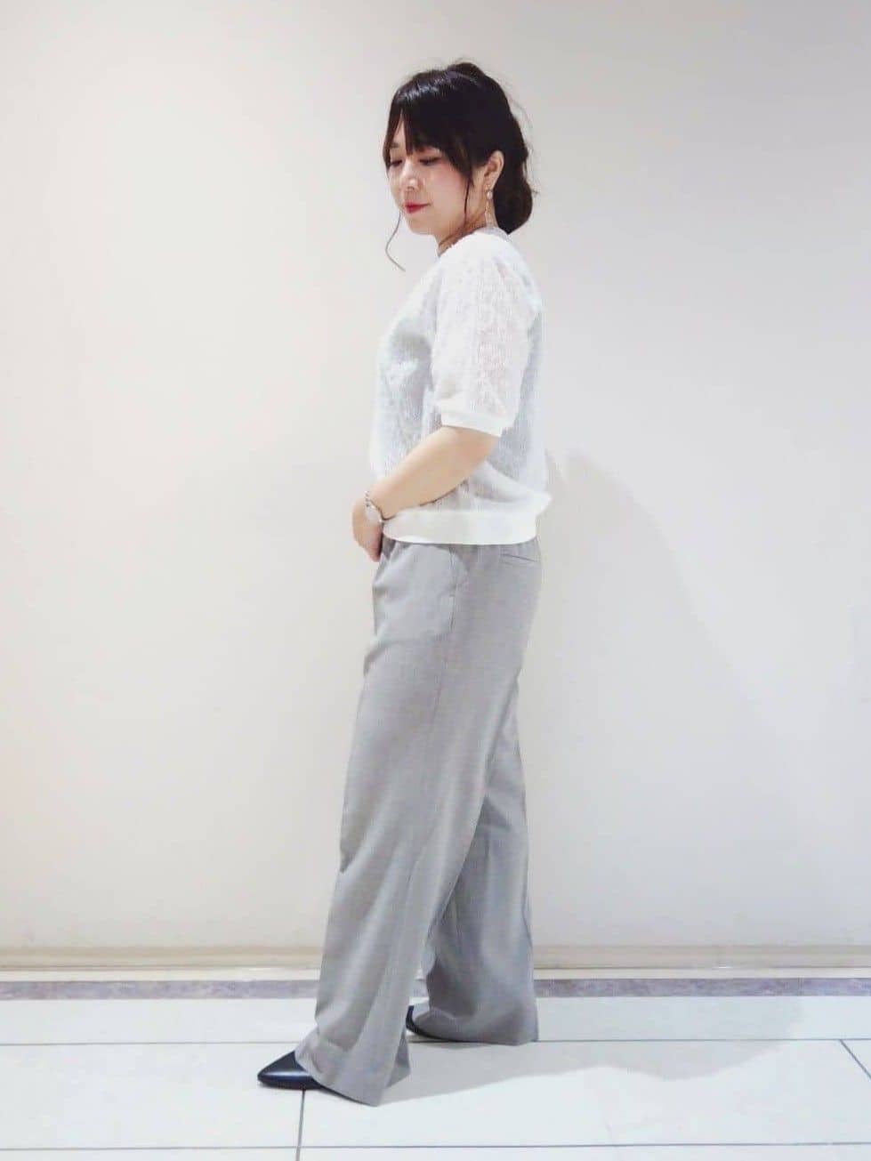 TOMOMIさんの「INDIVI｜【洗える／セットアップ可能】凹凸ストレッチ素材ストレートパンツ」を使ったコーディネート