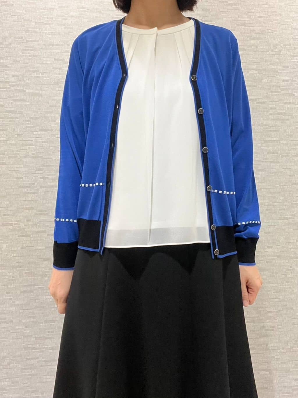 marikoさんの「Reflect｜【WEB先行カラーあり／手洗い可／アンサンブル可】バイカラーカーディガン」を使ったコーディネート