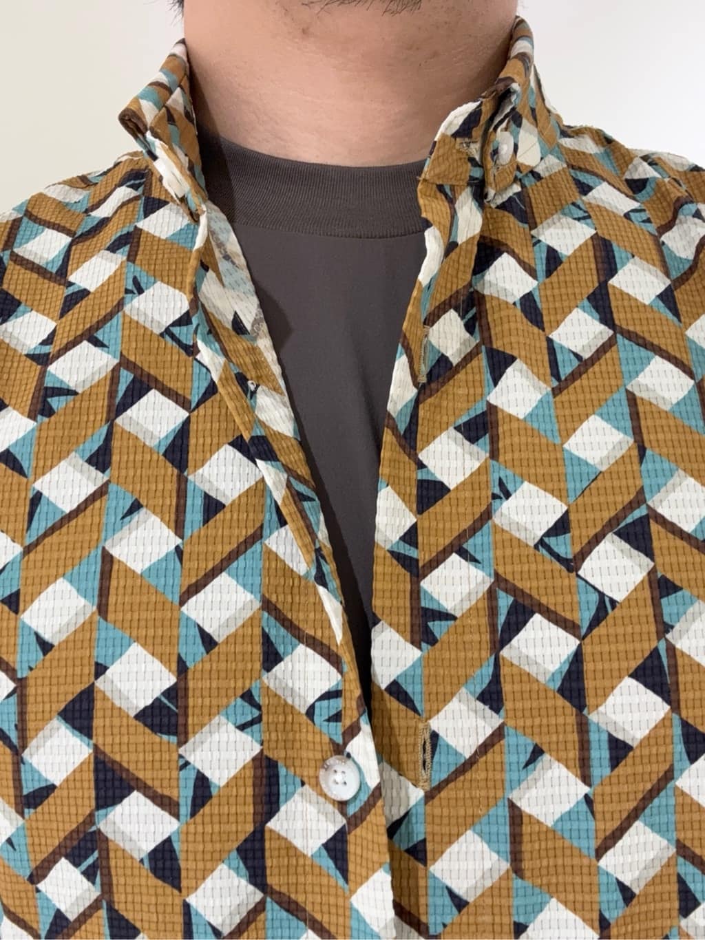 及川さんの「TAKEO KIKUCHI｜【COOL CITY WEAR】籠目アート柄 サッカーシャツ /通気性」を使ったコーディネート