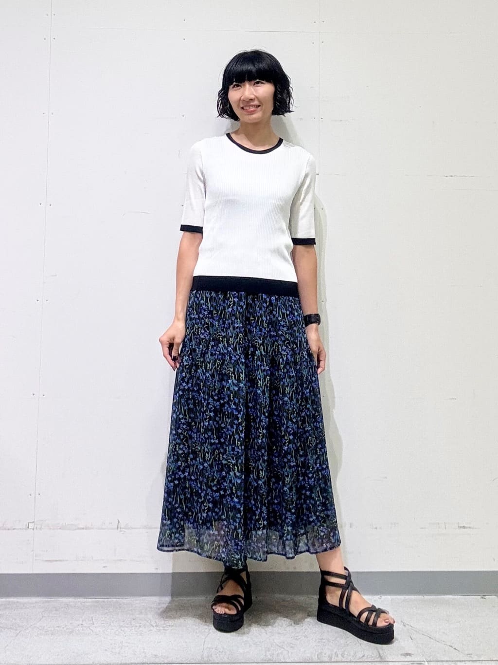 naoさんの「INDIVI｜【インナーで活躍／アンサンブル】クルーネック半袖ニット」を使ったコーディネート