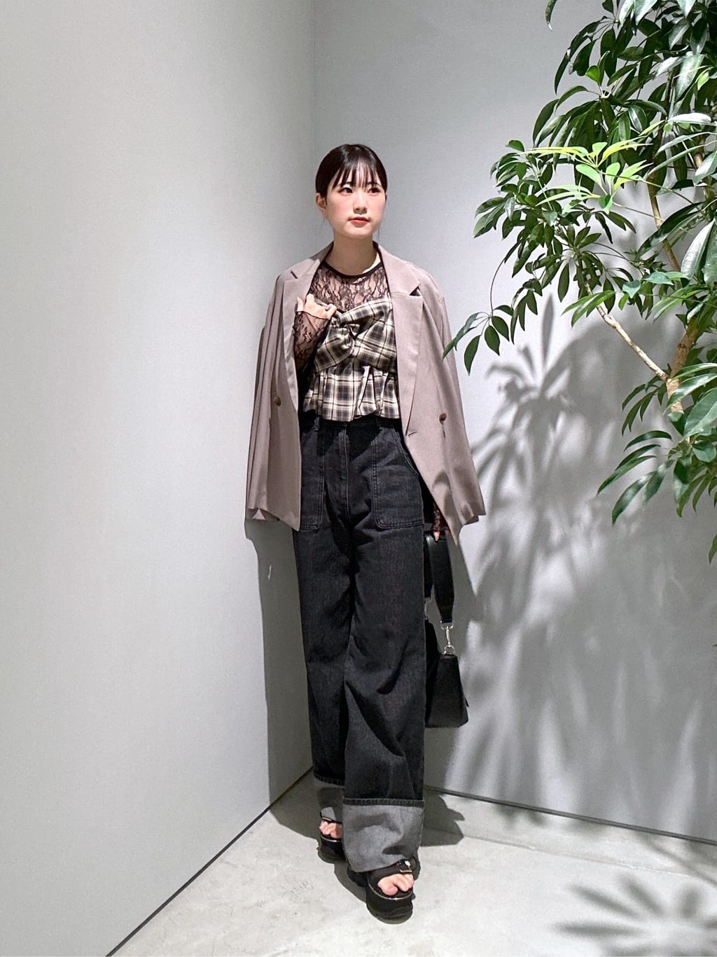 Renoさんの「INDIVI｜オンブレチェックビスチェ」を使ったコーディネート