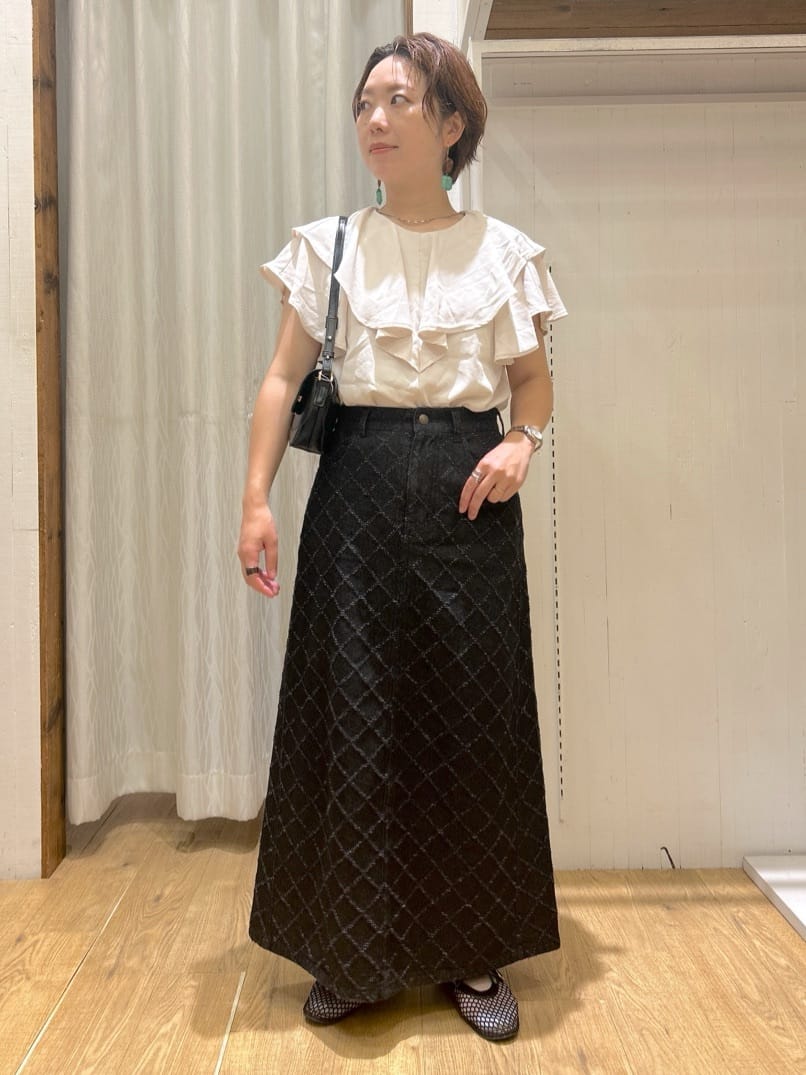ga_riさんの「THE SHOP TK｜【ONOFF活躍】フリルデザインブラウス/セットアップ可」を使ったコーディネート