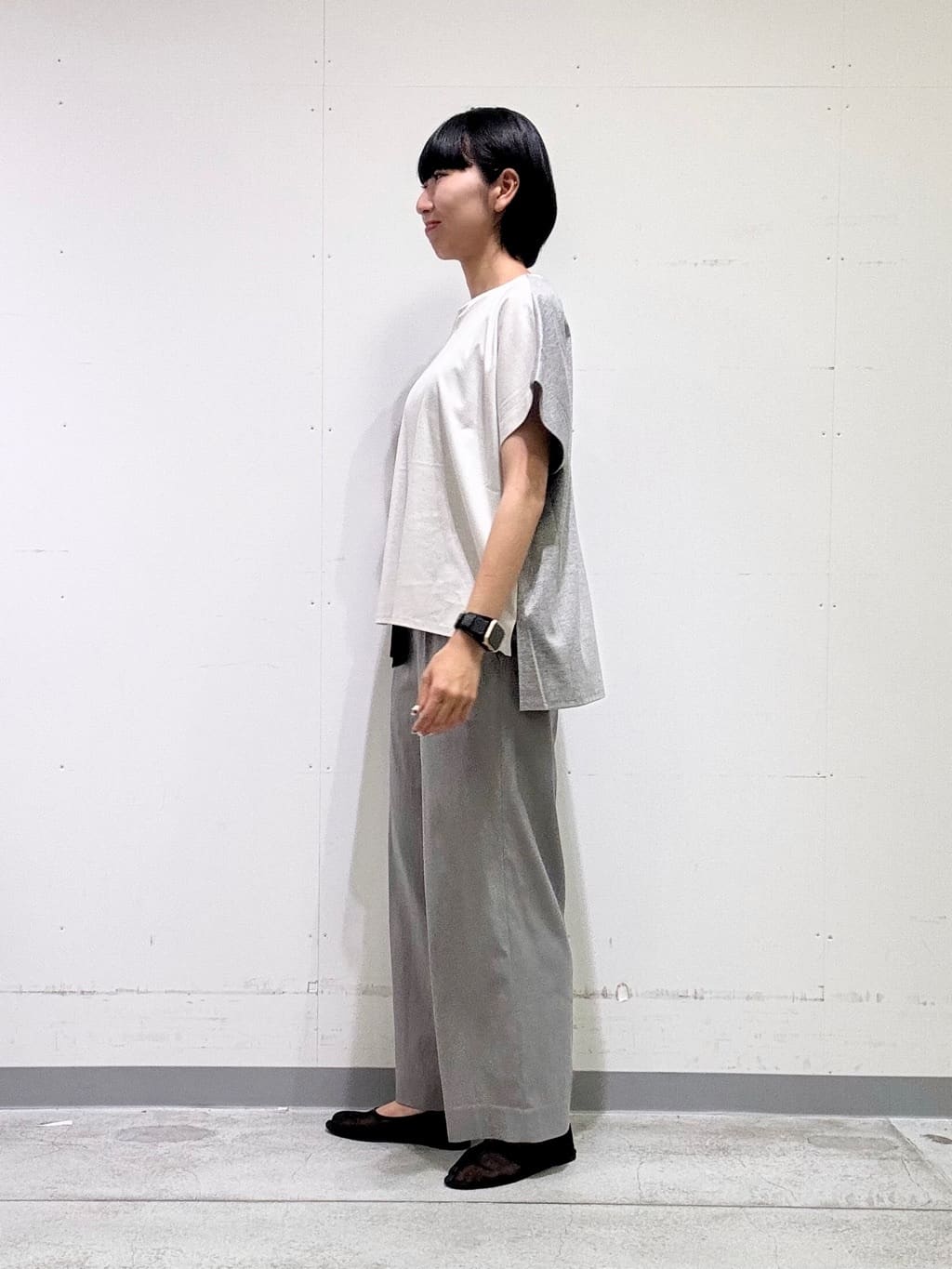 naoさんの「INDIVI｜【洗える／汗ジミ防止】バイカラー＆アシメヘム Tシャツ」を使ったコーディネート