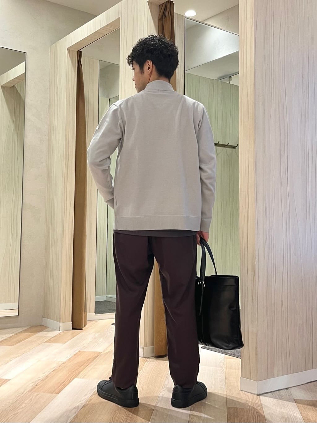URAさんの「TAKEO KIKUCHI｜アンチピリング ジップアップ ニット」を使ったコーディネート
