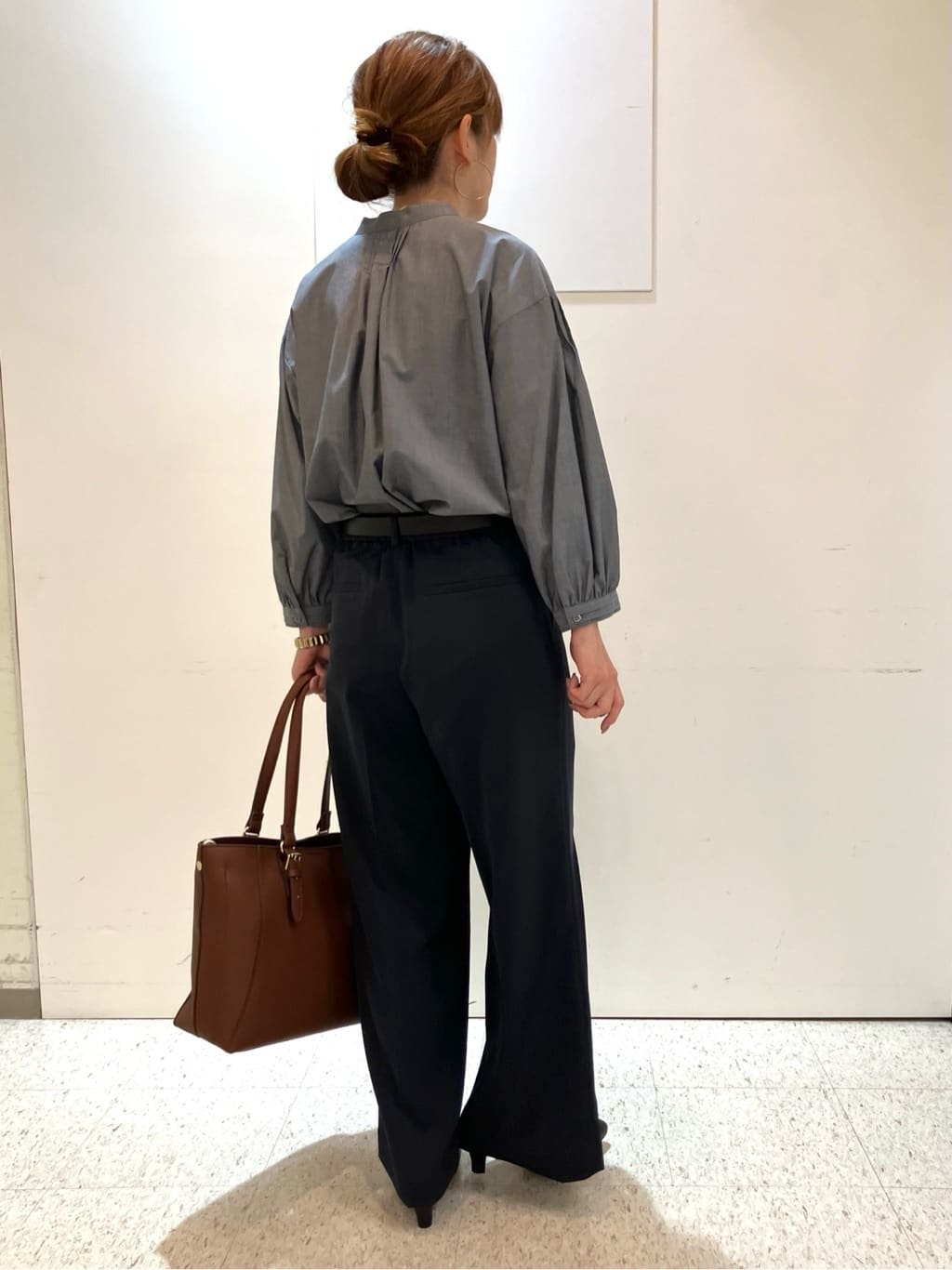 kozuさんの「Reflect｜【程よいゆとり感／体型カバー】ピンタックデザインシャンブレーブラウス」を使ったコーディネート