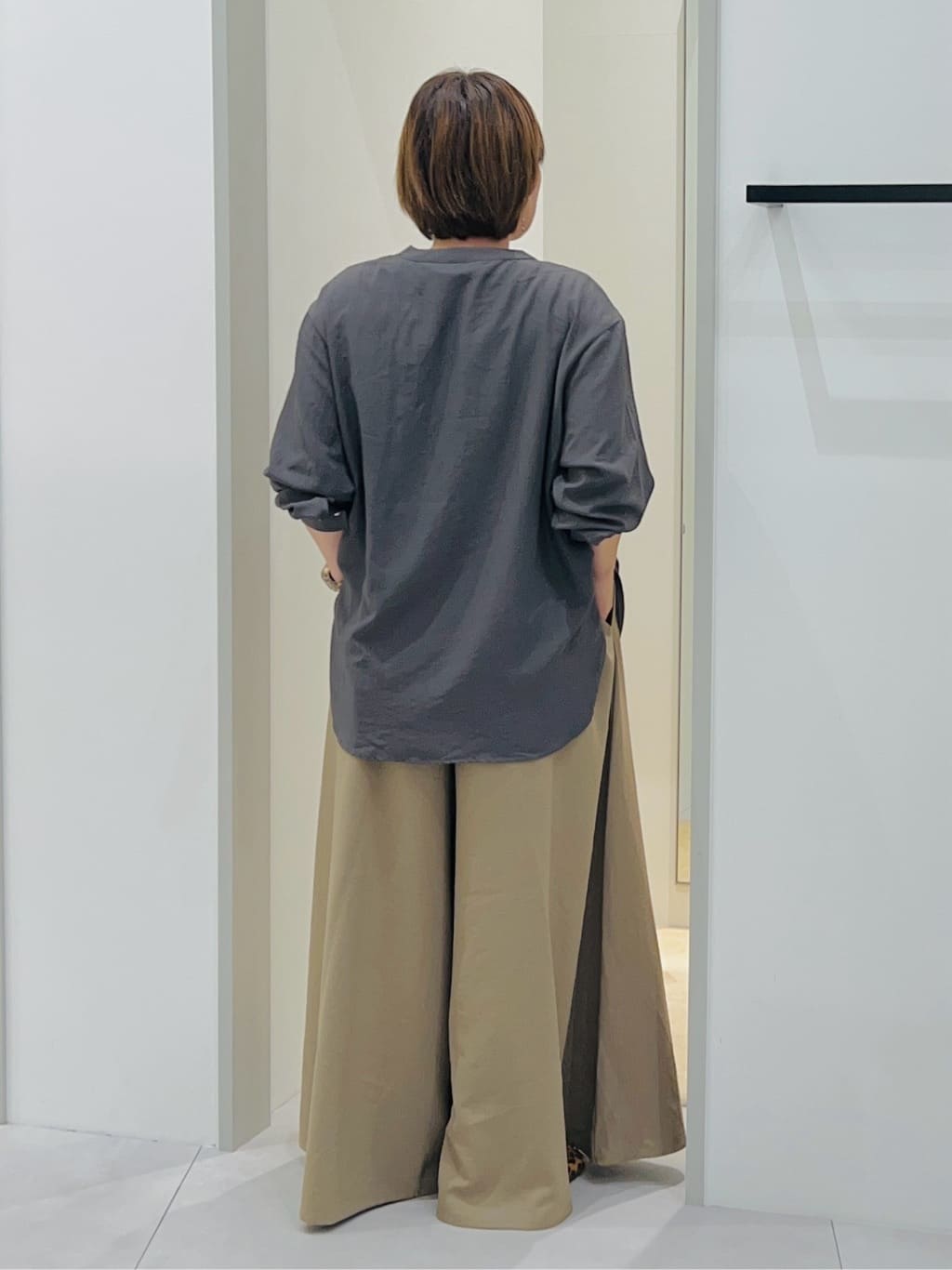 タナさんの「THE SHOP TK｜【通勤にもデイリーにも】ダブルポケットスキッパーシャツ/洗濯機OK」を使ったコーディネート