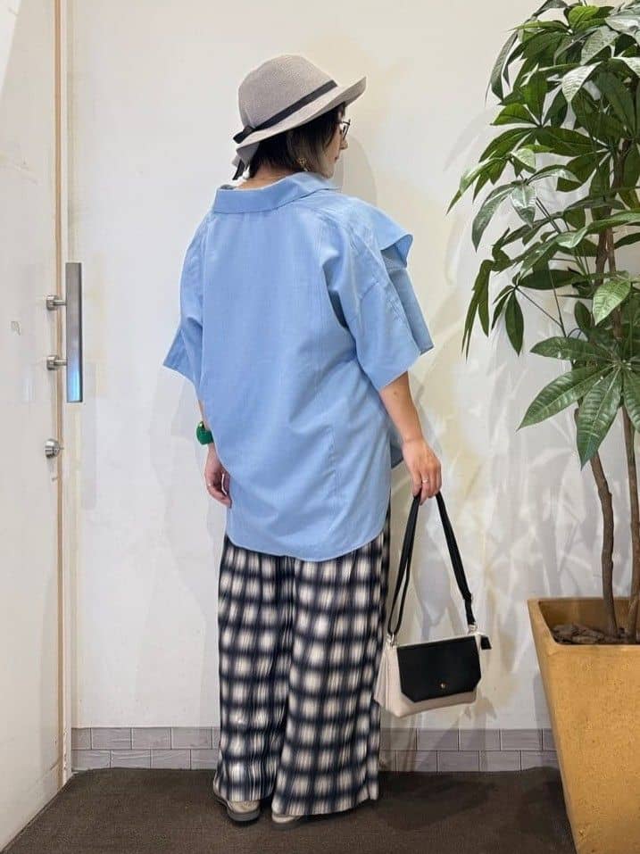 misakiさんの「SHOO･LA･RUE｜【洗える/S-LL】大きめのフリルが印象的 デザインブラウス」を使ったコーディネート