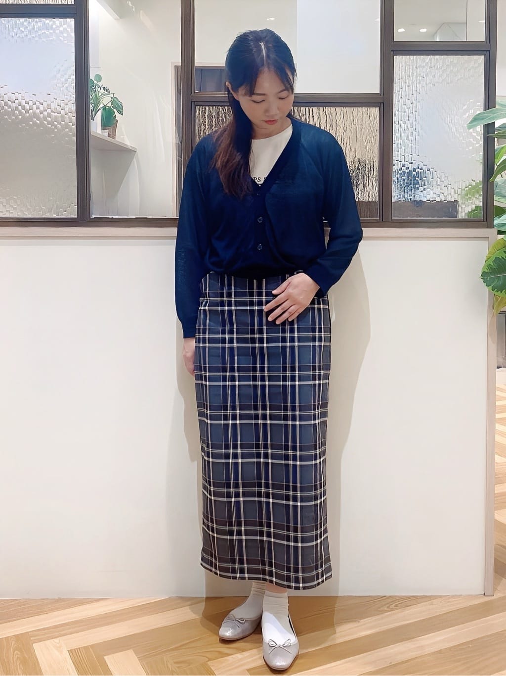 yayoiさんの「grove｜さっと二の腕カバー　大人な抜け感シアーラグランVネックカーデ」を使ったコーディネート