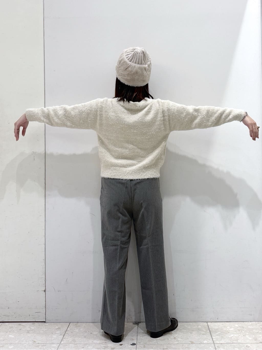 mameさんの「OPAQUE.CLIP｜スパンコールフェザーVネックニット【洗濯機OK】」を使ったコーディネート