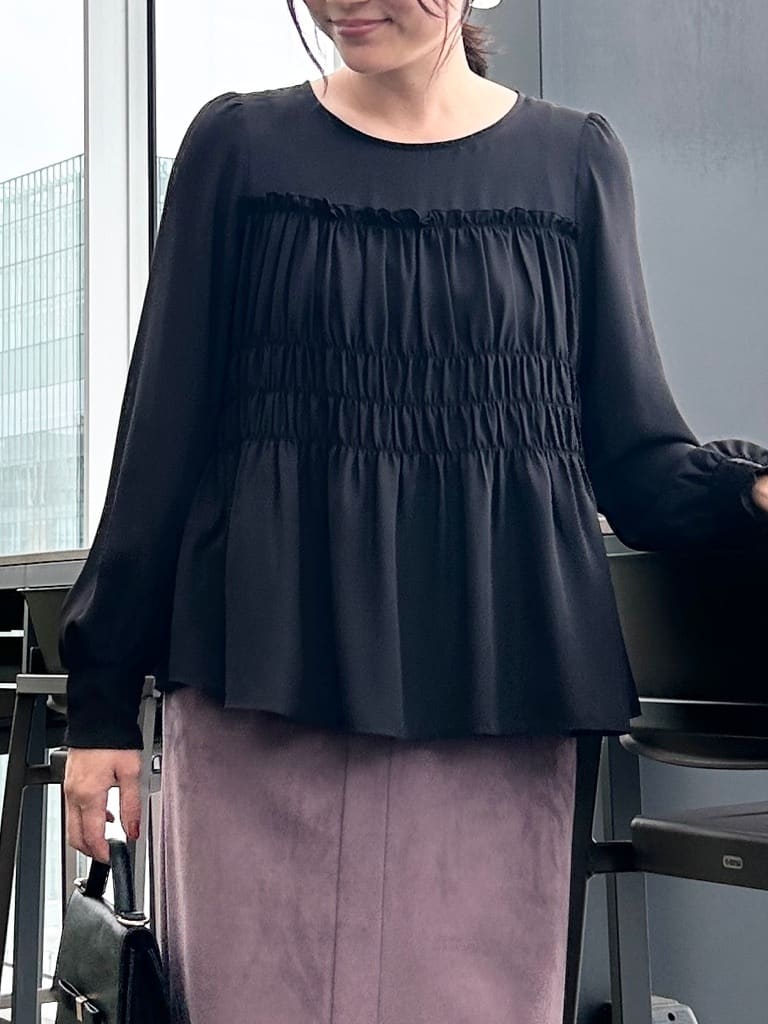 shinoさんの「Couture brooch｜【マシンウォッシャブル・きれいめ・通勤】シャーリングチュニックブラウス」を使ったコーディネート