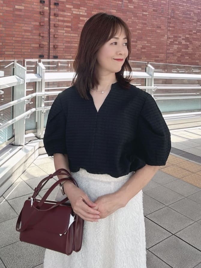 makiさんの「UNTITLED｜【吸水速乾/ストレッチ/Vネック】フォルムスリーブ ブラウス」を使ったコーディネート
