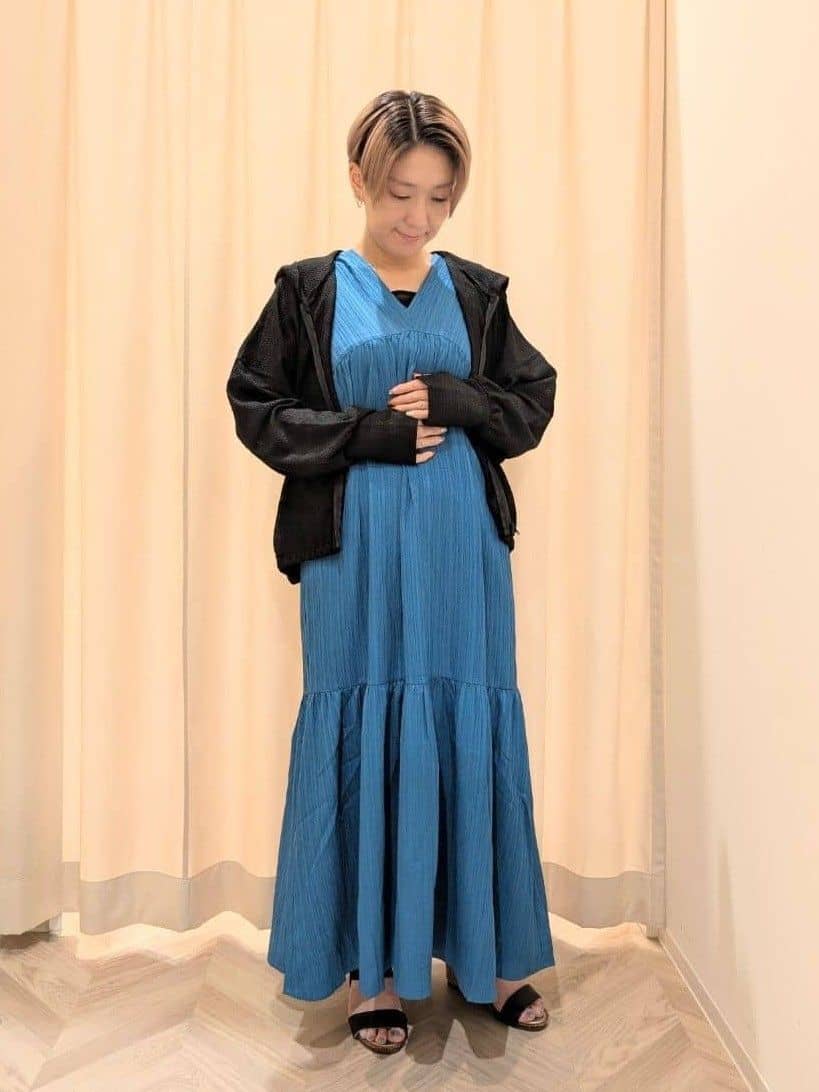 ユカさんの「SHOO･LA･RUE｜【S-LL】後ろ姿も抜かりなく 1枚でサマ見え ティアードワンピース」を使ったコーディネート