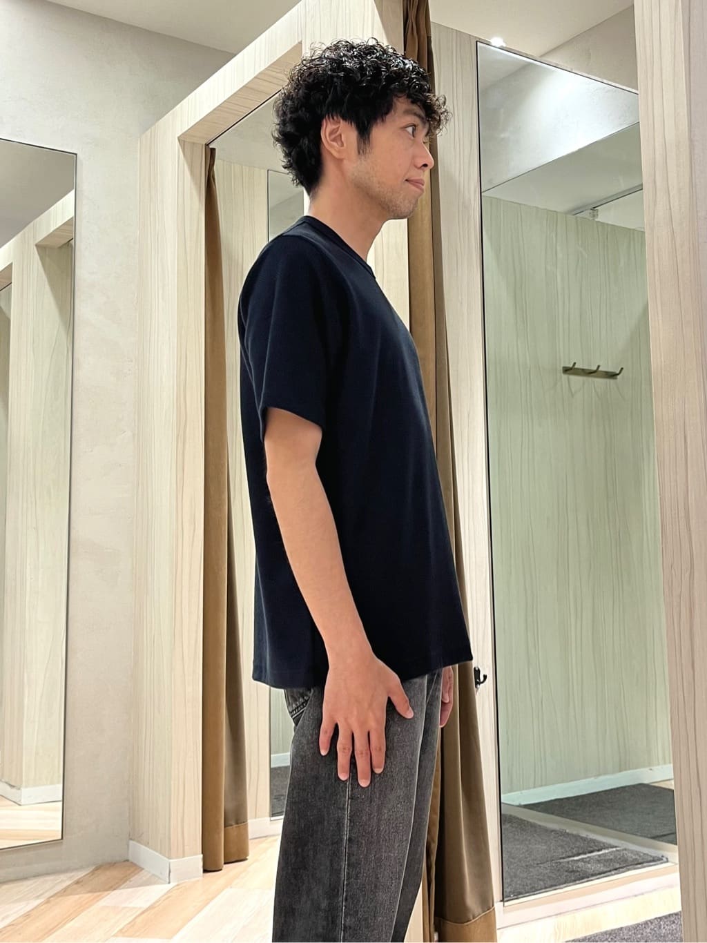 URAさんの「TAKEO KIKUCHI｜【モンスターストレッチ】日本製 ウォッシュド デニムパンツ」を使ったコーディネート