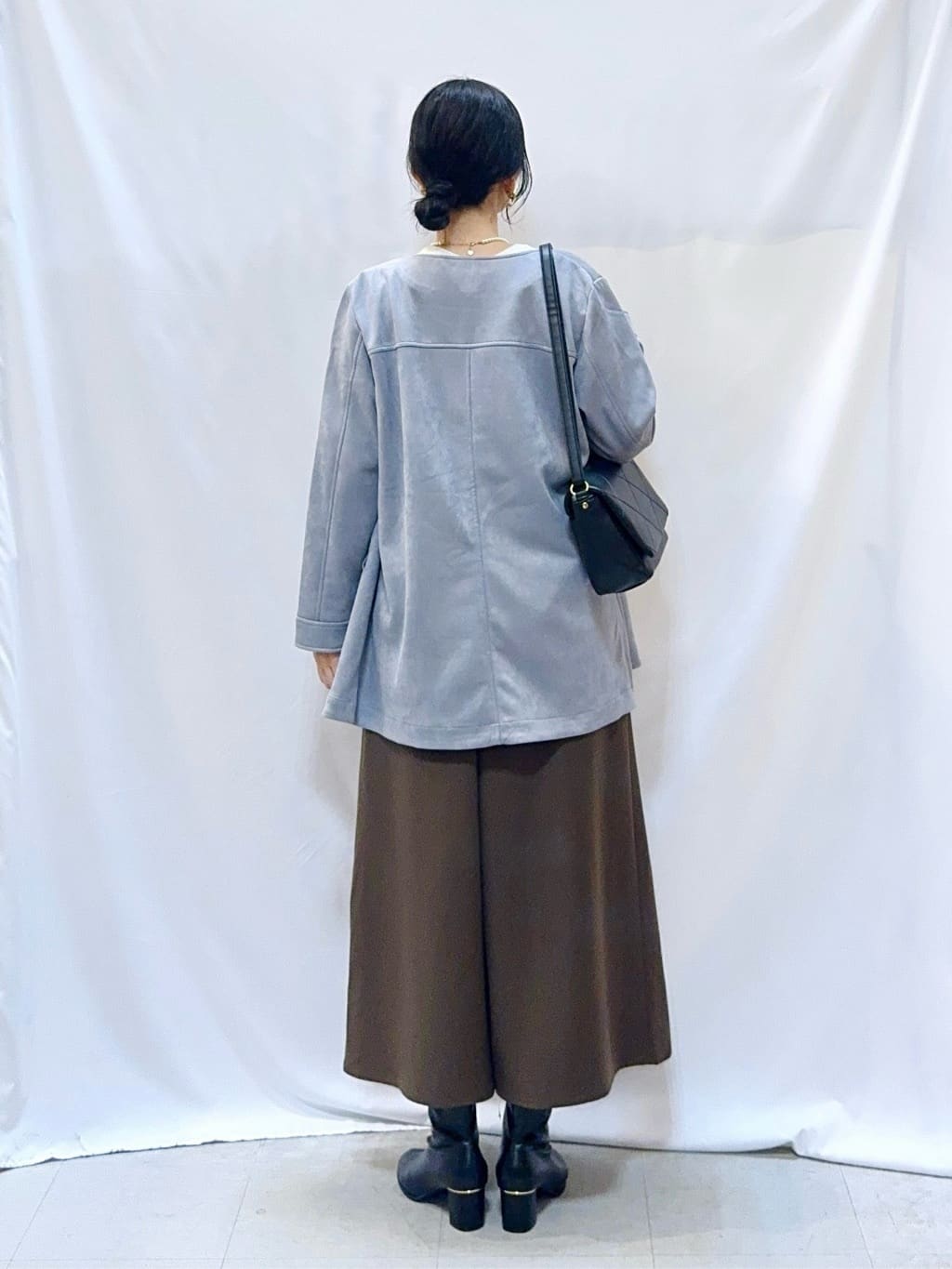 𝐇𝐢𝐫𝐨𝐦𝐢さんの「SHOO･LA･RUE｜【S-LL/2点セット】脚のラインを拾いにくい ベルト付きタックスカーチョパンツ」を使ったコーディネート