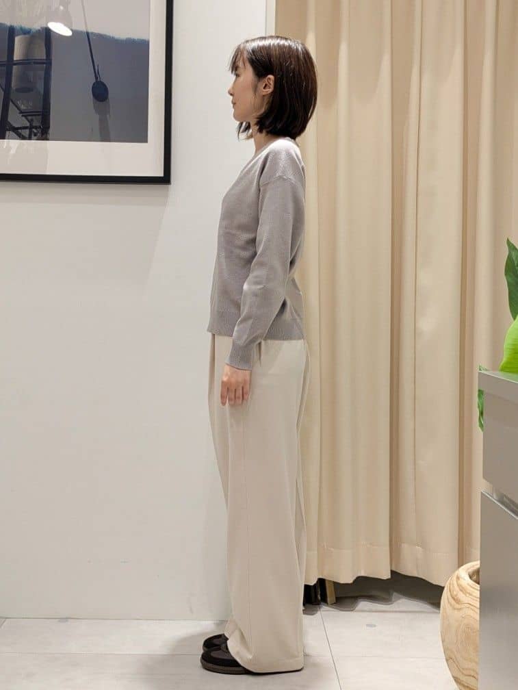 なめさんの「THE SHOP TK｜【すっきりシルエットが叶う】大人のためのVネックニット/毛玉になりにくい/静電気防止/洗濯機OK」を使ったコーディネート