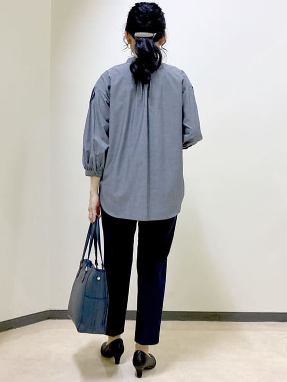  beni_gingerさんの「Reflect｜【程よいゆとり感／体型カバー】ピンタックデザインシャンブレーブラウス」を使ったコーディネート