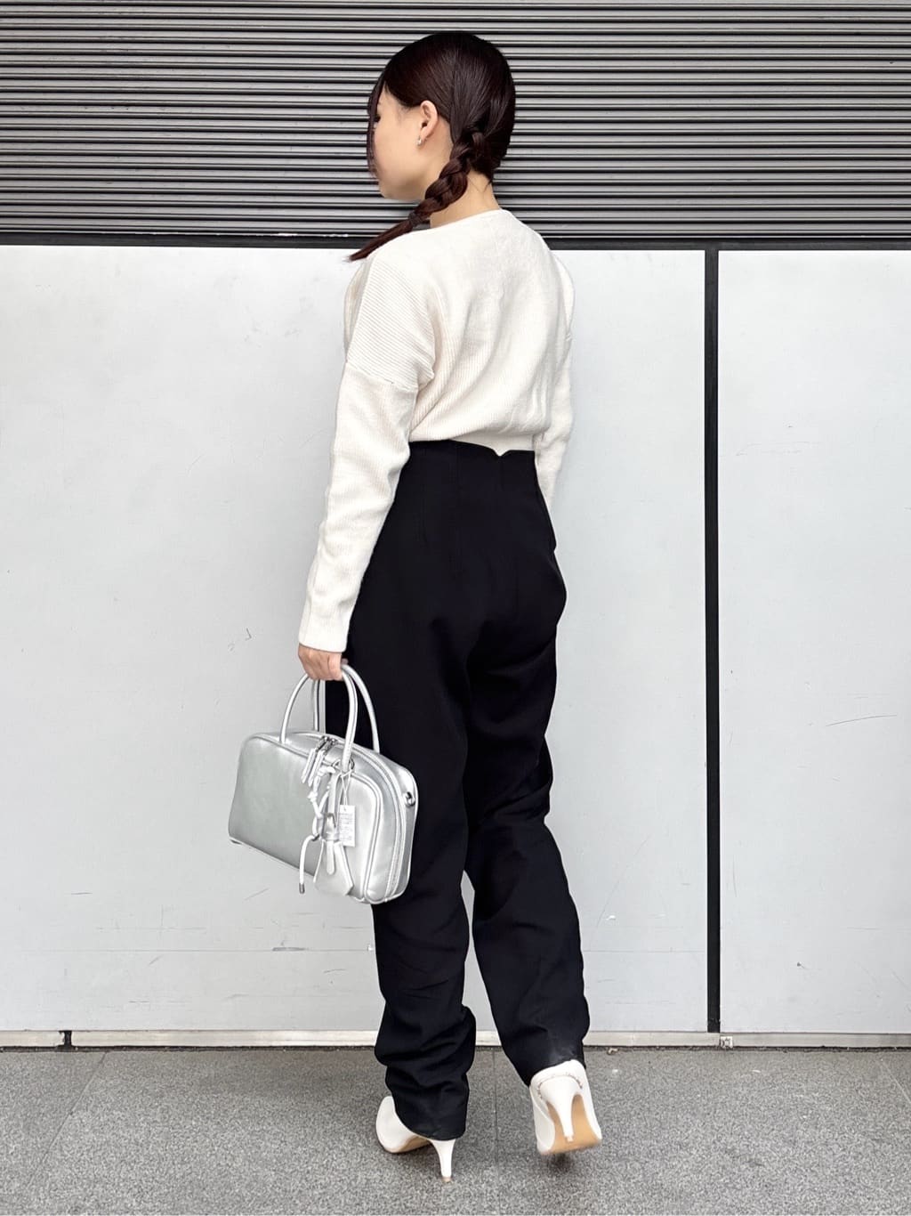 まっきーさんの「ESPERANZA｜ジュエルヒールショートブーツ」を使ったコーディネート