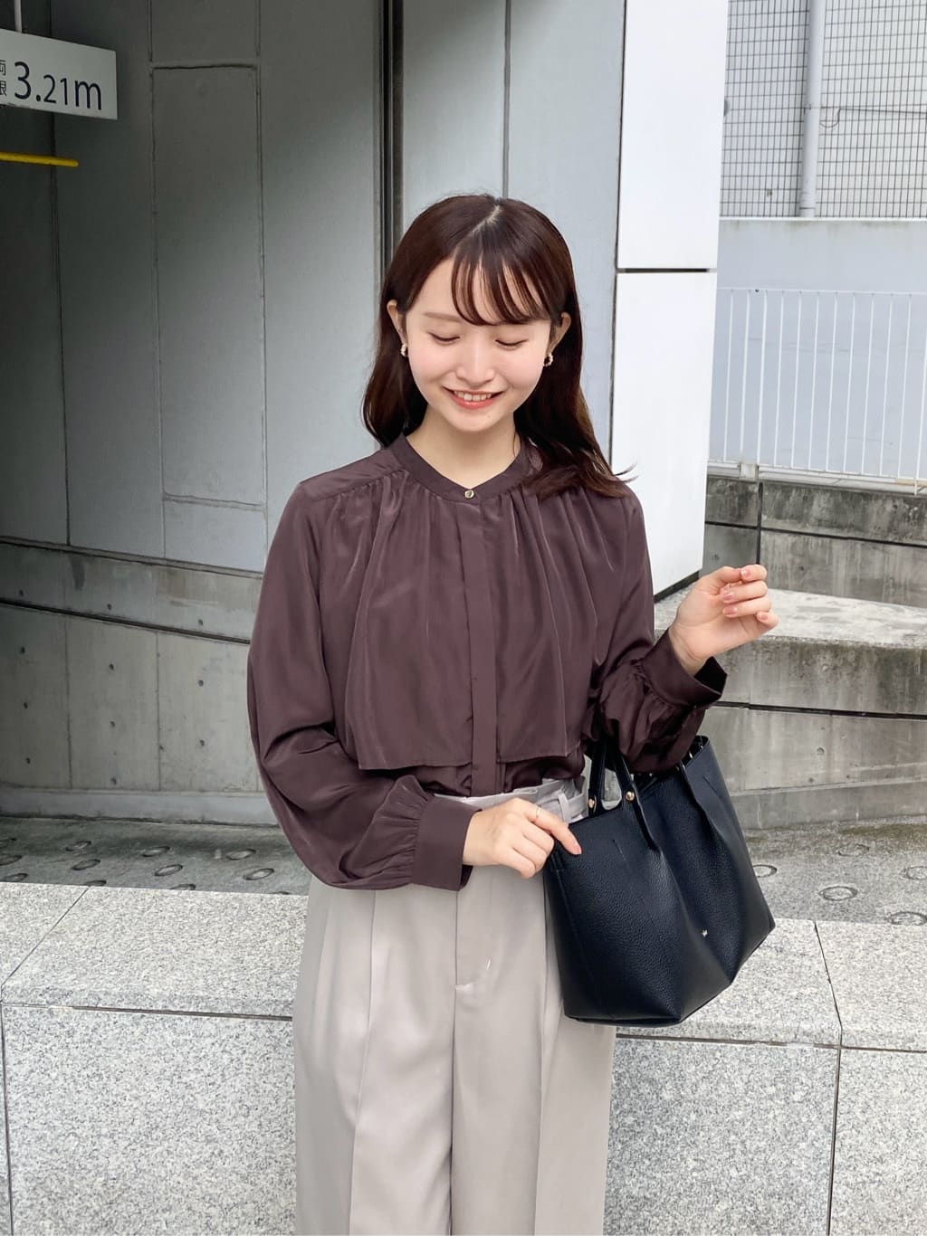 みさかさんの「index｜サテンバンドカラーブラウス【洗濯機OK／イージーアイロン】」を使ったコーディネート
