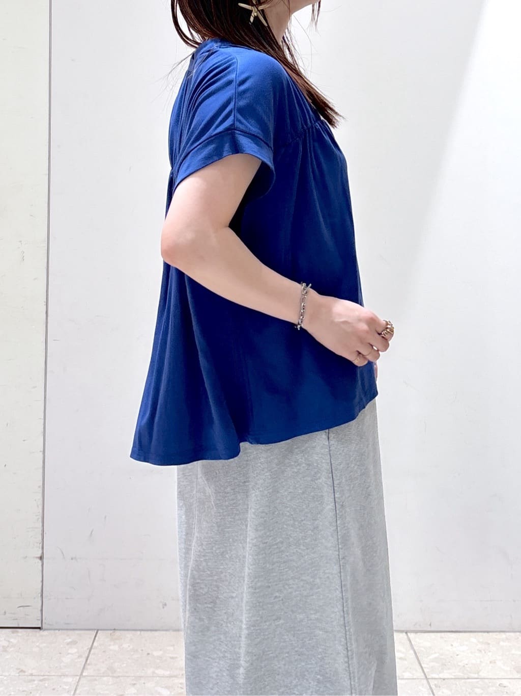 mameさんの「OPAQUE.CLIP｜スキッパーフレアカットソー【接触冷感／洗濯機洗い可】」を使ったコーディネート