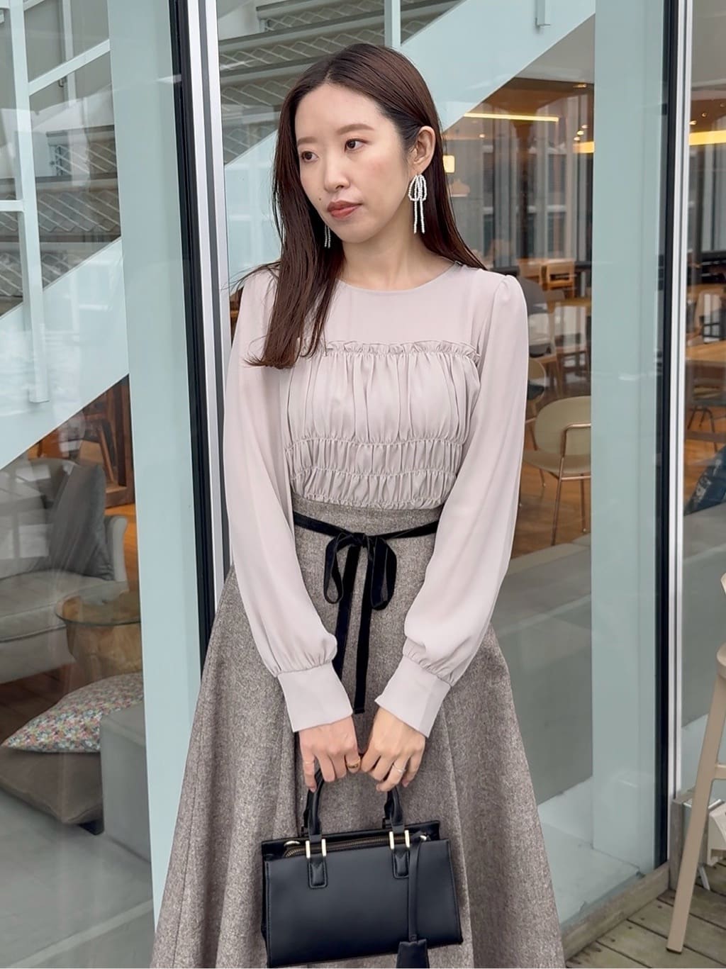 teiさんの「Couture brooch｜【マシンウォッシャブル・きれいめ・通勤】シャーリングチュニックブラウス」を使ったコーディネート