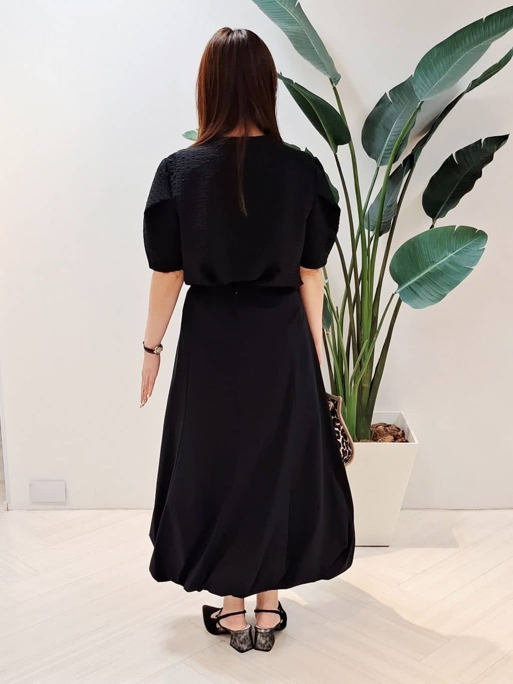 YuKaRiさんの「UNTITLED｜【吸水速乾/ストレッチ/Vネック】フォルムスリーブ ブラウス」を使ったコーディネート