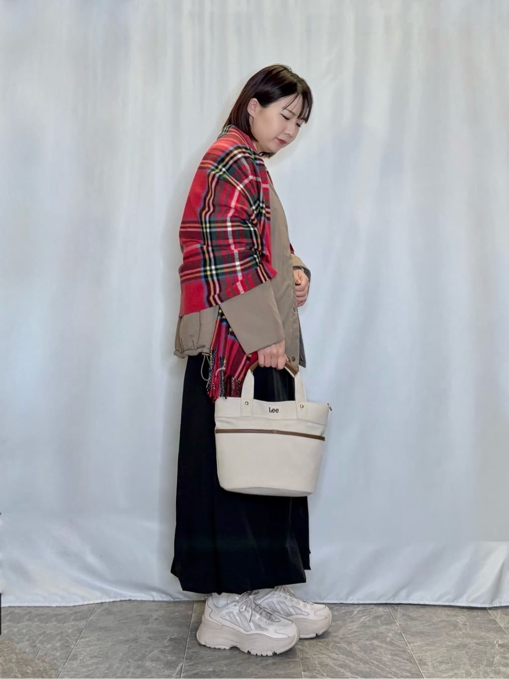 ネリさんの「SHOO･LA･RUE｜【洗濯機可/ちくちくしにくい】大人のための スウェットライク刺繍ロゴニット」を使ったコーディネート