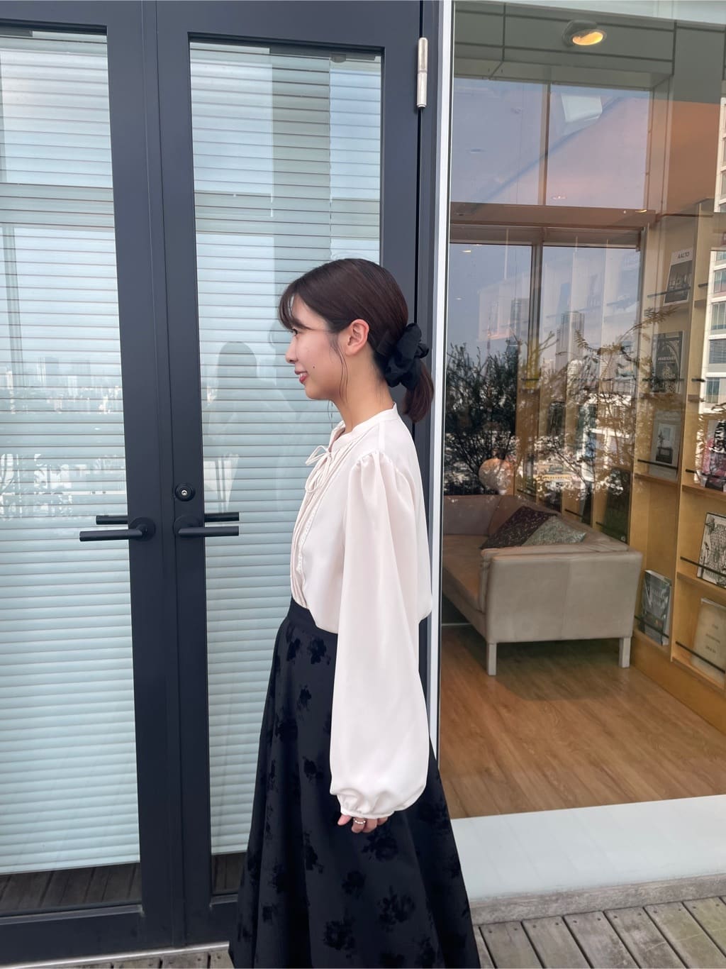 abeさんの「Couture brooch｜【大人可愛い・通勤】ピンタックレースブラウス」を使ったコーディネート