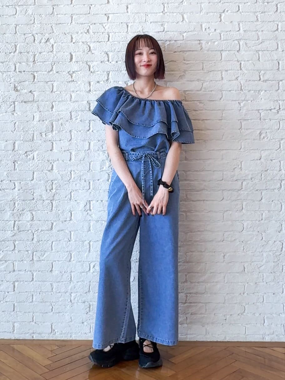 𝐜𝐡𝐢𝐤𝐚さんの「SHOO･LA･RUE｜【セットアップ可/前後2WAY/オフショル2WAY】着こなしを楽しめる デニムフリルブラウス」を使ったコーディネート