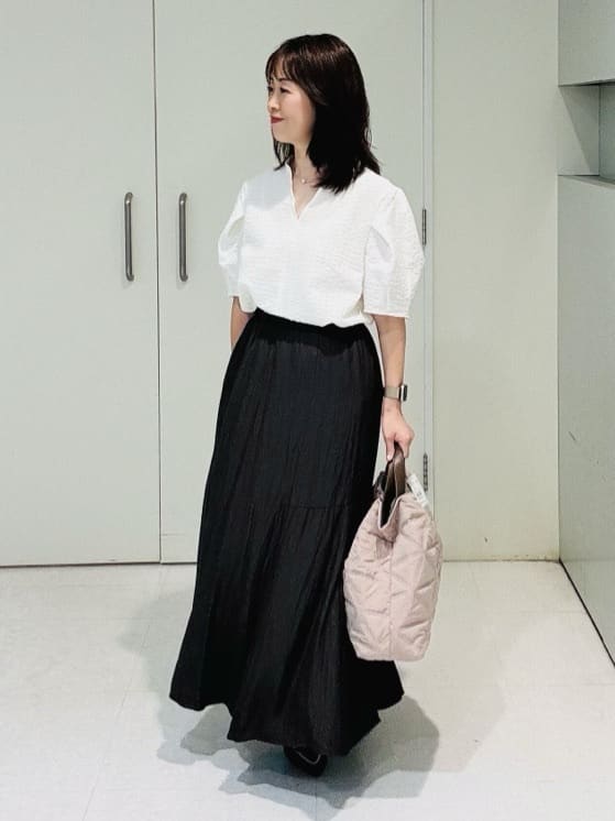 makiさんの「UNTITLED｜【吸水速乾/ストレッチ/Vネック】フォルムスリーブ ブラウス」を使ったコーディネート