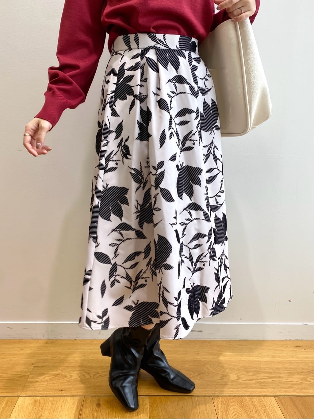 みさかさんの「index｜パール調パーツ付きクルーネックニット【洗濯機OK】《8col／XS～3L》」を使ったコーディネート