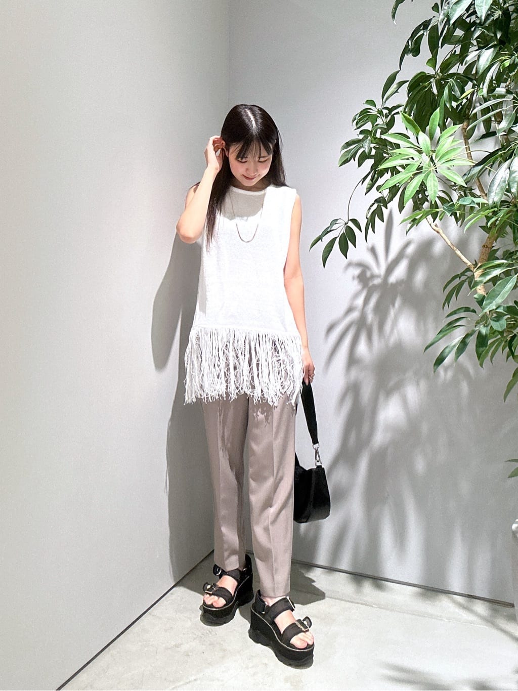 Renoさんの「INDIVI｜スリーブレスフリンジニット」を使ったコーディネート
