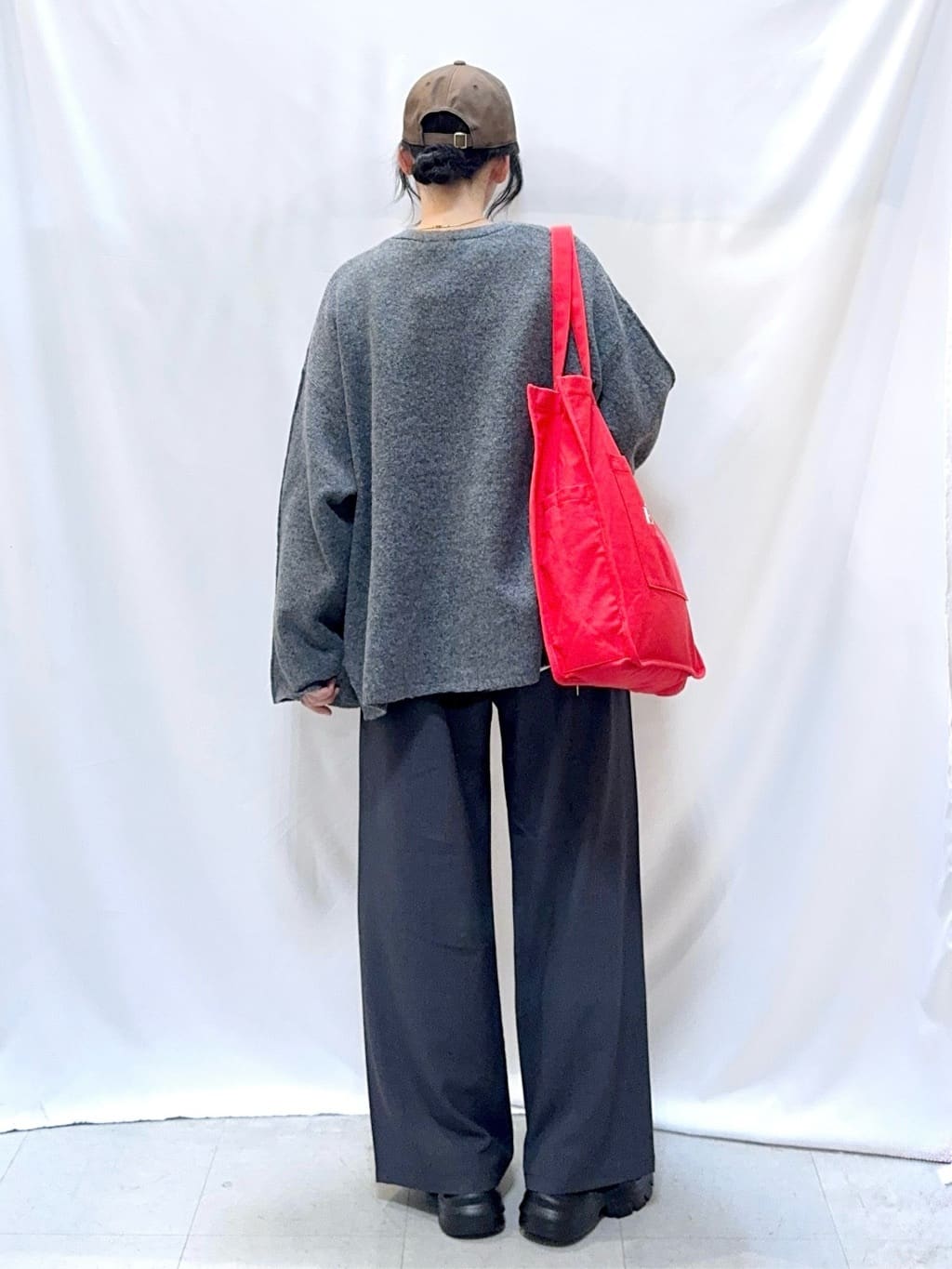 𝐇𝐢𝐫𝐨𝐦𝐢さんの「SHOO･LA･RUE｜【洗濯機可/S-LL】周りと差がつく チェーンステッチロゴロンT」を使ったコーディネート