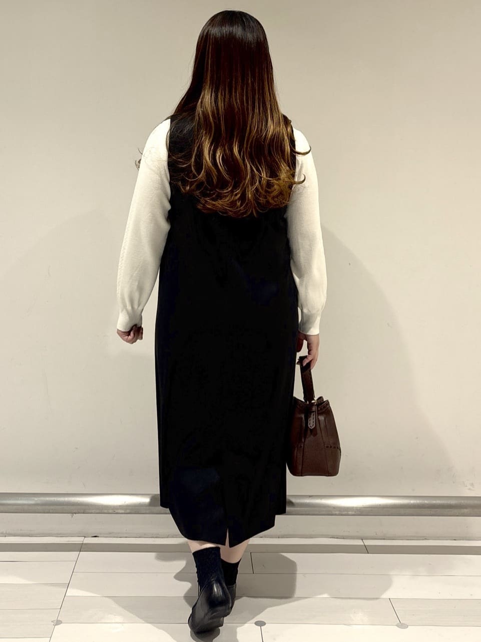 nakamuraさんの「Reflect｜【すっきりシルエット】スエードライクジャンパースカ―ト」を使ったコーディネート
