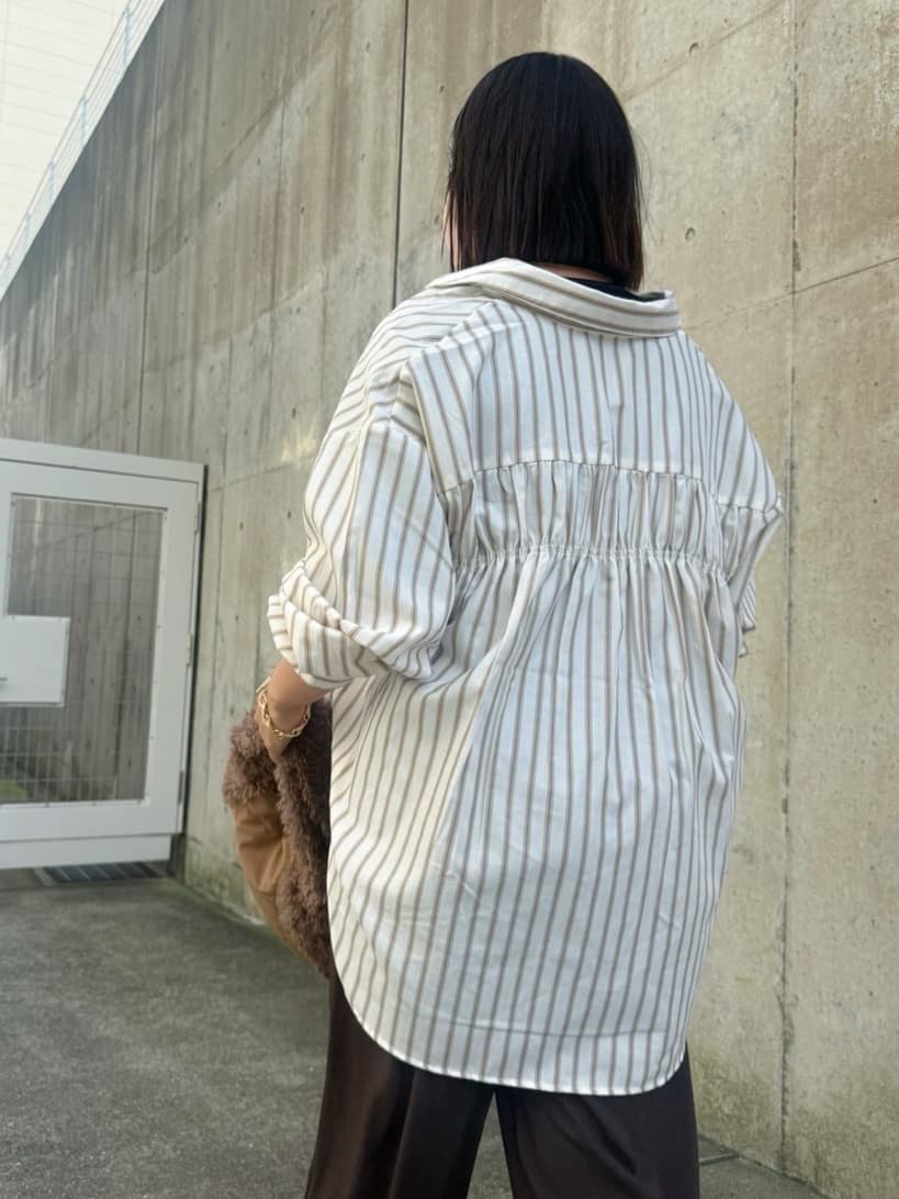chさんの「THE SHOP TK｜【後ろ姿もサマになる】ストライプ バックシャーリングシャツ/体型カバー/洗える」を使ったコーディネート