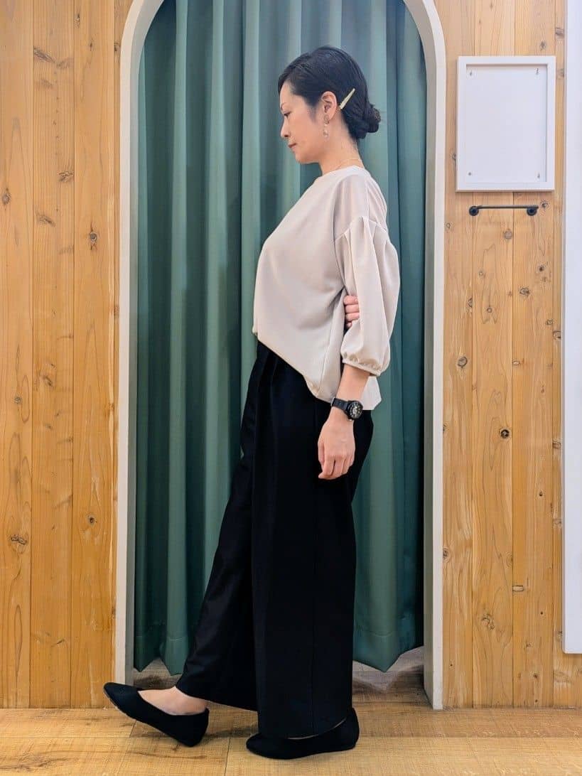 ショーコラさんの「SHOO･LA･RUE｜【洗濯機可/S-LL】すっきり上品きれい見え タックワイドパンツ」を使ったコーディネート