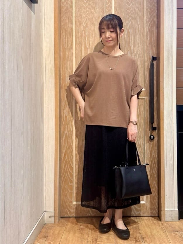 KAORIさんの「SHOO･LA･RUE｜【洗える】お袖のタックがアクセント インせず着られる さらさらドルマントップス」を使ったコーディネート