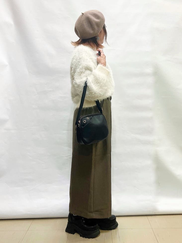 YUIさんの「SHOO･LA･RUE｜ふんわり柔らか ロゴフェザーニット」を使ったコーディネート