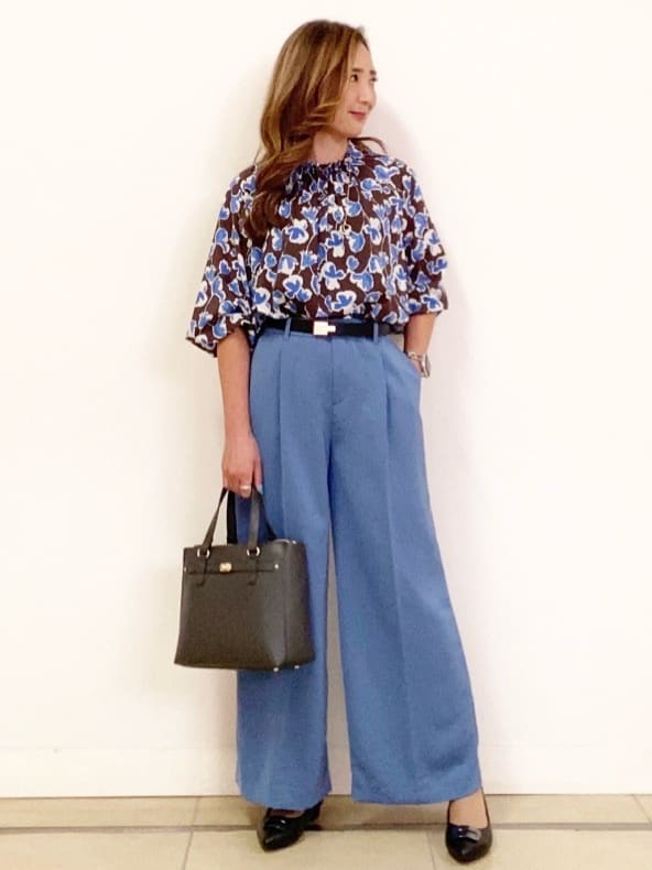 NAKAさんの「Reflect｜【ジャケットのインナーにおすすめ◎】花柄タックデザインブブラウス」を使ったコーディネート